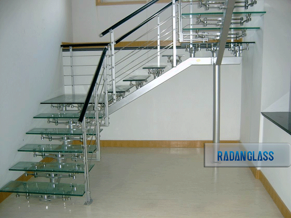پله شیشه ای با نرده استیل