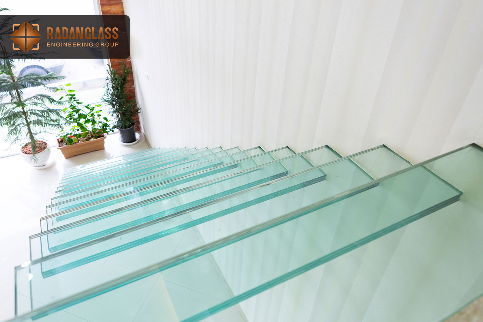 کف پله های شیشه ای - پروژه تالار پدیده میلاد