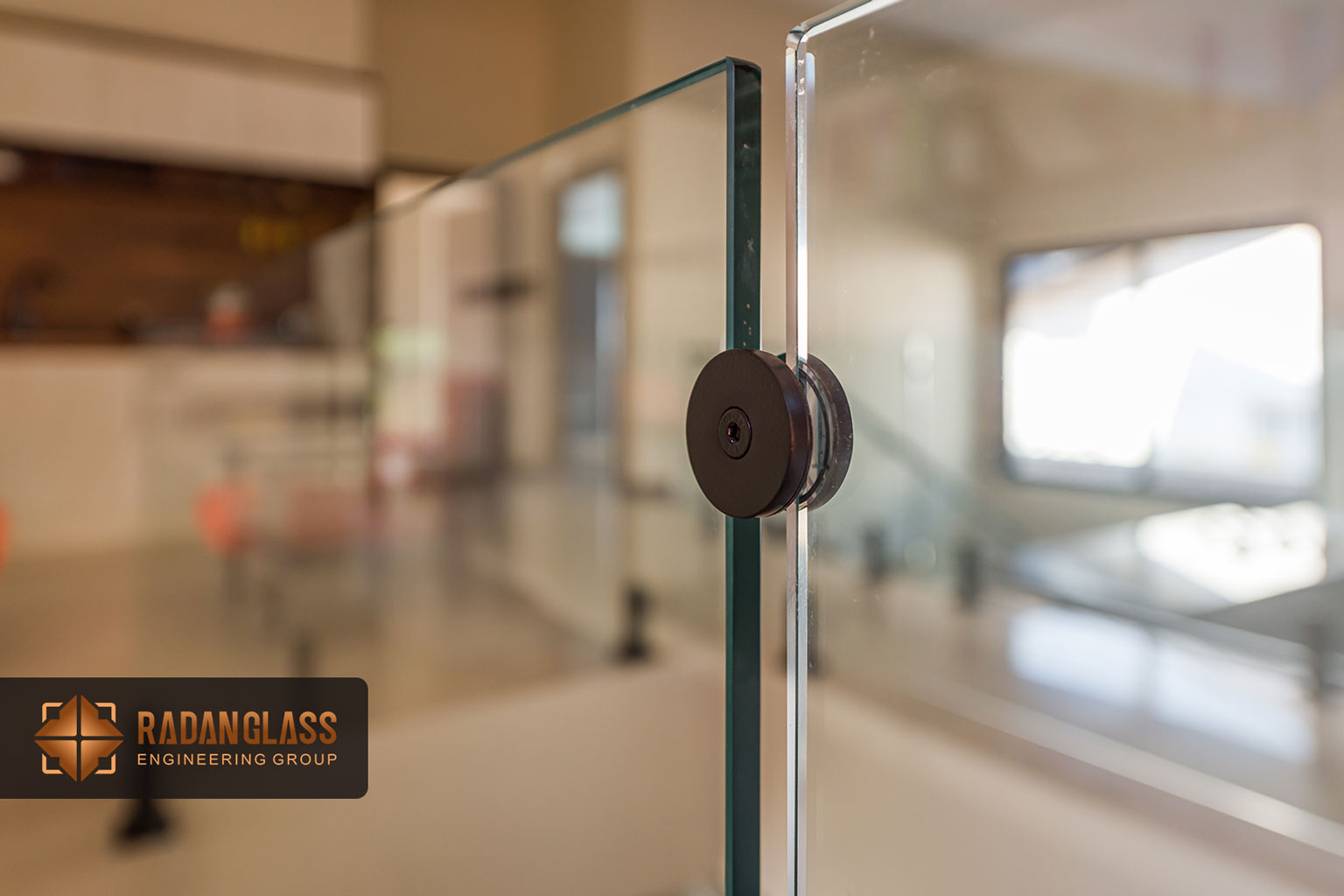 اتصال شیشه به شیشه 180 درجه استفاده شده در پروژه نرده شیشه ای آقای سلامی